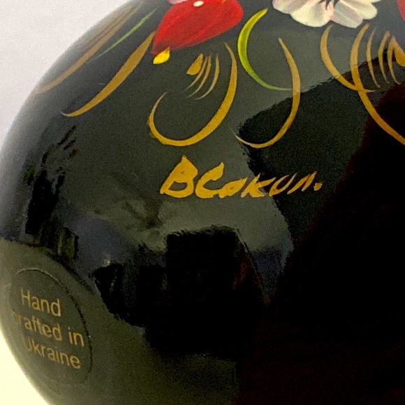 Hand painted wooden egg handcrafted in the Ukraine, and signed by artist - Picture 7 of 10